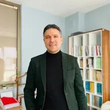 Psk. Dan. Seyithan Gözüaçık — İzmir. Portre fotoğrafı.