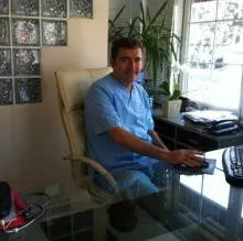 Dr. Osman Nuri Şenbayram — Akupunktur, İstanbul. Portre fotoğrafı.