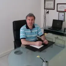 Uzm. Dr. Serhat İpekçi — Psikiyatri, Antalya. Portre fotoğrafı.