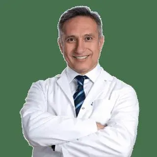Op. Dr. Fuat Güder — Kulak Burun Boğaz, İstanbul. Portre fotoğrafı.