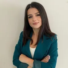 Uzm. Psk. Aylin Akgül — Psikoloji, İstanbul. Portre fotoğrafı.