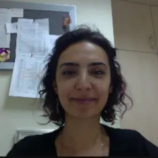 Dr. Dt. Yağmur Deniz Yıldırım — Periodontoloji. Portre fotoğrafı.