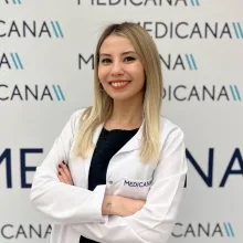 Uzm. Dr. İlayda Uysal — Dermatoloji, Bakırköy, İstanbul. Portre fotoğrafı.