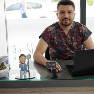 Dt. Mehmet Alperen İnce — Diş Hekimi, Antalya. Portre fotoğrafı.
