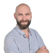 Uzm. Dr. Armağan İngeç — Psikiyatri, İzmir. Portre fotoğrafı.