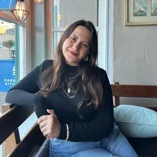 Dkt. Asya Yılmaz — Dil ve Konuşma Terapisi. Portre fotoğrafı.