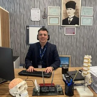 Doç. Dr. Haydar Gök — Beyin Ve Sinir Cerrahisi, İstanbul. Portre fotoğrafı.