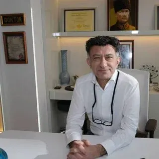 Prof. Dr. Timur Timurkaynak — Kardiyoloji, İstanbul. Portre fotoğrafı.