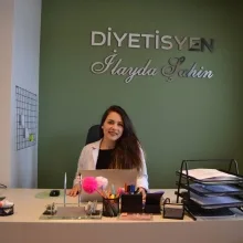 Dyt. İlayda Şahin — Diyetisyen. Portre fotoğrafı.