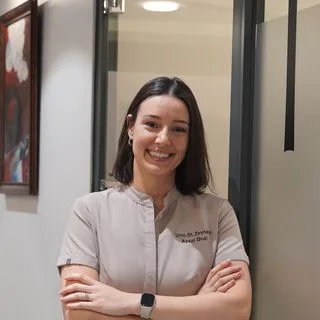 Uzm. Dt. Zeynep Aysal Ünal — İzmit, Kocaeli. Portre fotoğrafı.