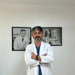 Op. Dr. Erdoğan Ayan — İstanbul. Portre fotoğrafı.