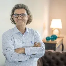 Prof. Dr. Cüneyt Evren — Psikiyatri, İstanbul. Portre fotoğrafı.