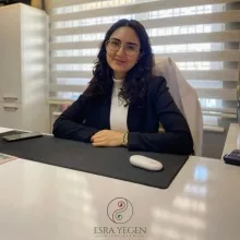 Dyt. Esra Yegen — Diyetisyen, Antalya. Portre fotoğrafı.