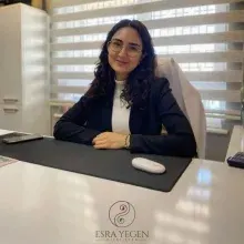 Dyt. Esra Yegen — Diyetisyen, Antalya. Portre fotoğrafı.