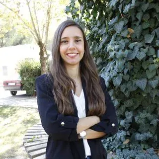 Uzm. Dr. Merve Atılgan Emekdaş — Psikiyatri, İzmir. Portre fotoğrafı.