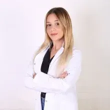 Dyt. Damla Şenol — Diyetisyen. Portre fotoğrafı.