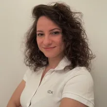 Uzm. Dr. Fatma Ustabaşıoğlu — Fiziksel Tıp Ve Rehabilitasyon, Edirne. Portre fotoğrafı.