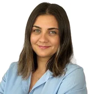 Uzm. Psk. Duygu Özlem Biçer — Psikoloji, Ankara. Portre fotoğrafı.