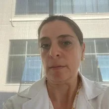 Dt. Zeynep Kutlu — Diş Hekimi, Mersin. Portre fotoğrafı.