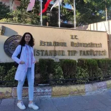 Dyt. Damla Eşrefoğlu — Diyetisyen. Portre fotoğrafı.