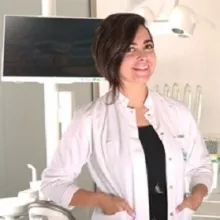 Dt. Aydan Gürcan — Diş Hekimi, İstanbul. Portre fotoğrafı.