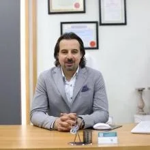 Op. Dr. Avni Hakan Ölmeztürk — Plastik Rekonstrüktif Ve Estetik Cerrahi. Portre fotoğrafı.