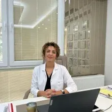 Uzm. Dr. Suzan Alp — İstanbul. Portre fotoğrafı.