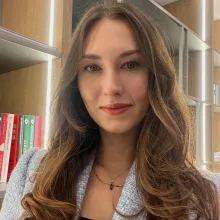 Kl. Psk. Ece Göktepe — Psikolojik Danışma ve Rehberlik. Portre fotoğrafı.