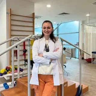 Fzt. Hilal Akman — Fizyoterapi Ve Rehabilitasyon, İstanbul. Portre fotoğrafı.