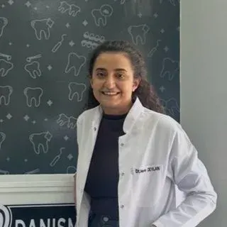 Dt. Merve Ceylan — Diş Hekimi, Akdeniz, Mersin. Portre fotoğrafı.