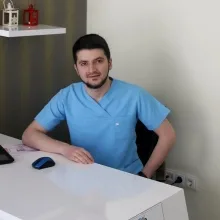Dt. Eymen Eryılmaz — Diş Hekimi, Konya. Portre fotoğrafı.