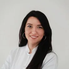 Dt. Ayça Özgen — Diş Hekimi, Bursa. Portre fotoğrafı.