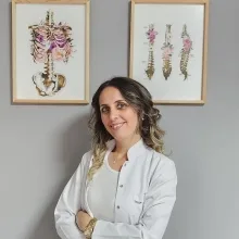 Uzm. Fzt. Eda Varol — Fizyoterapi Ve Rehabilitasyon, İstanbul. Portre fotoğrafı.