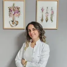 Uzm. Fzt. Eda Varol — Fizyoterapi Ve Rehabilitasyon, İstanbul. Portre fotoğrafı.