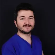 Dt. Mustafa Kılıç — Diş Hekimi. Portre fotoğrafı.
