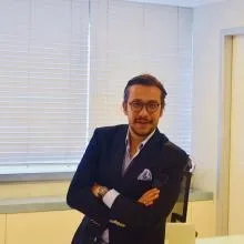 Op. Dr. Serbülent Güzey — Plastik Rekonstrüktif Ve Estetik Cerrahi, İstanbul. Portre fotoğrafı.