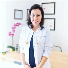 Op. Dr. Zeynep Korkmaz — Kadın Hastalıkları Ve Doğum, İzmir. Portre fotoğrafı.