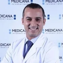 Dr. Dt. Tansel Hamza — Ağız Diş Ve Çene Cerrahisi. Portre fotoğrafı.