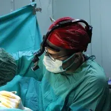 Op. Dr. Ensari Yavuz — Plastik Rekonstrüktif Ve Estetik Cerrahi, İstanbul. Portre fotoğrafı.