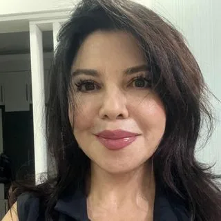 Dt. Ferah Bayav Derici — Diş Hekimi, Aydın. Portre fotoğrafı.