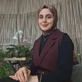 Psk. Merve Çinici — Psikoloji, Bursa. Portre fotoğrafı.