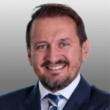 Doç. Dr. Tolga Demir — Kalp Ve Damar Cerrahisi, Şişli, İstanbul. Portre fotoğrafı.