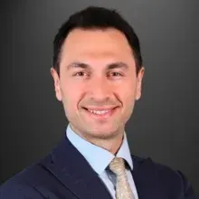 Doç. Dr. Arda Küçükgüven — Plastik Rekonstrüktif Ve Estetik Cerrahi, Ankara. Portre fotoğrafı.