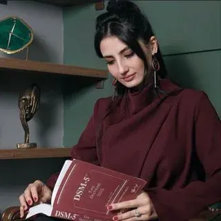 Psk. Gamze Nur Kamaşak — Psikoloji. Portre fotoğrafı.