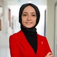 Uzm. Dt. Betül Güney — İstanbul. Portre fotoğrafı.