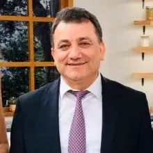 Prof. Dr. Adalet Demir — Göğüs Cerrahisi, İstanbul. Portre fotoğrafı.