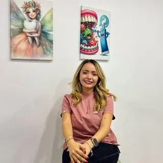 Dt. H. İrem Ekinci — Diş Hekimi, İstanbul. Portre fotoğrafı.