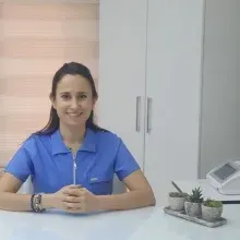 Uzm. Dt. Ebru Üçdemir — İzmir. Portre fotoğrafı.