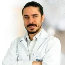 Op. Dr. Ali Cem Oktay — Plastik Rekonstrüktif Ve Estetik Cerrahi, İstanbul. Portre fotoğrafı.
