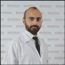 Dr. Öğr. Üyesi Ali Şiralı — Periodontoloji, İstanbul. Portre fotoğrafı.